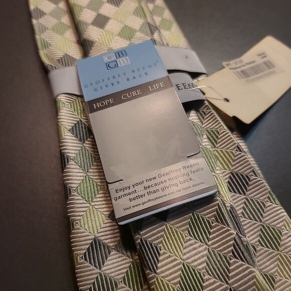 Geoffrey Beene Green Gray White Mens Necktie Tie 3.25”x 58” 100% Silk NEW NWT - Picture 5 of 6